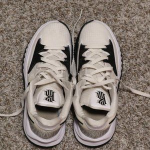 Kyrie Low White Basketball Shoes | Size 8